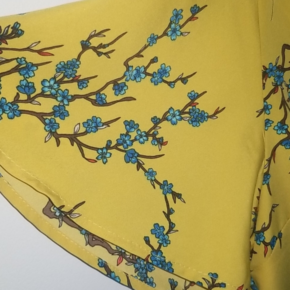 NWT - Peplum top - Picture 5 of 8